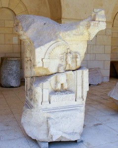 Надгробок центуріона Юлія Магнуса, що збудував Капернаумську синагогу