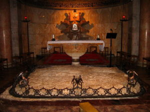 На цій скелі Ісус Христос здійснив Моління про чашу. За скелею розташований вівтар храму