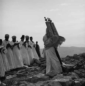 Самаряни на горі Гаризим. Священик із свитком Тори. 1900-1920