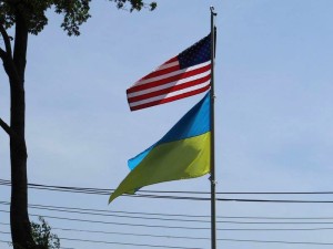 Американський і Український прапори на церковному дворі