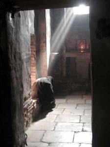 Монах під час молитви